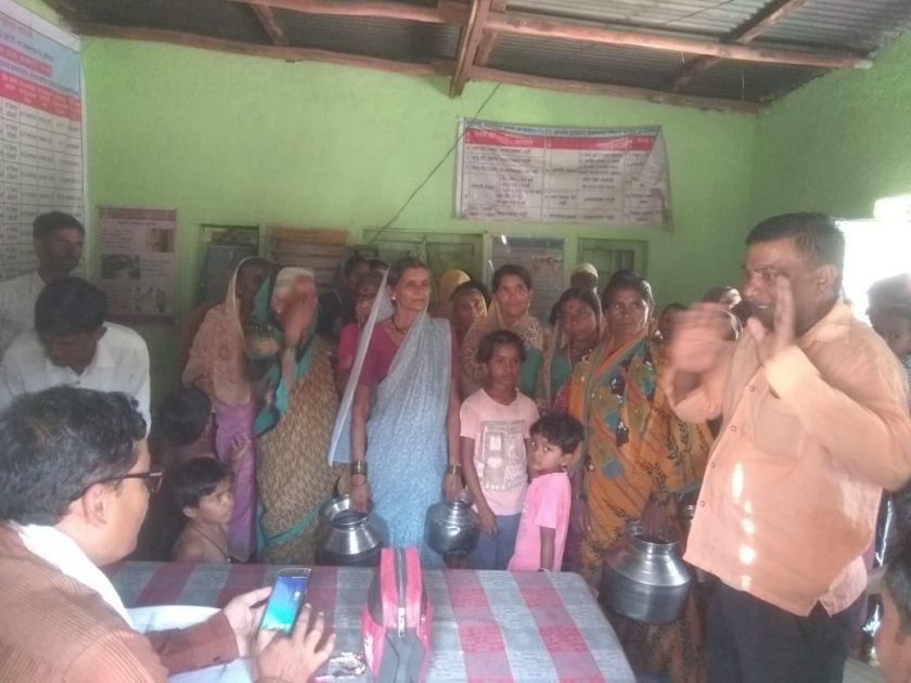 Water scarcity; women'sagitation on Karanji Gram Panchayat | पाणीटंचाई; महिलांचा करंजी ग्रामपंचायतवर घागर मोर्चा