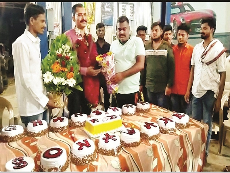 'Ghanshyam Sundara ... Cake Cut Seventeen'; PI Ghanshyam Sonawane's birthday party goes viral | 'घनश्याम सुंदरा... केक कापले सतरा'; ठाणेदार घनश्याम सोनवणे यांच्या वाढदिवसाचा सोहळा व्हायरल