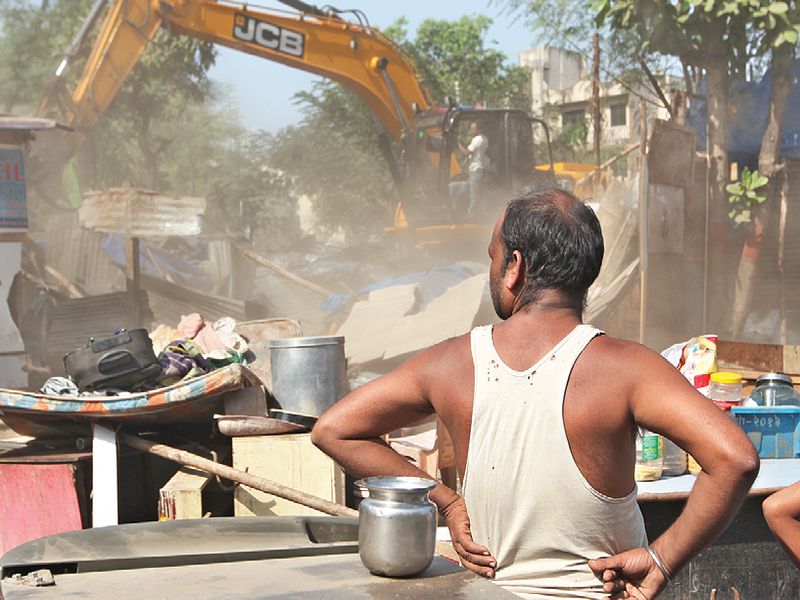 Action on illegal slums; Gansholiit Municipal, CIDCO joint campaign | बेकायदा झोपड्यांवर कारवाई; घणसोलीत महापालिका, सिडकोची संयुक्त मोहीम
