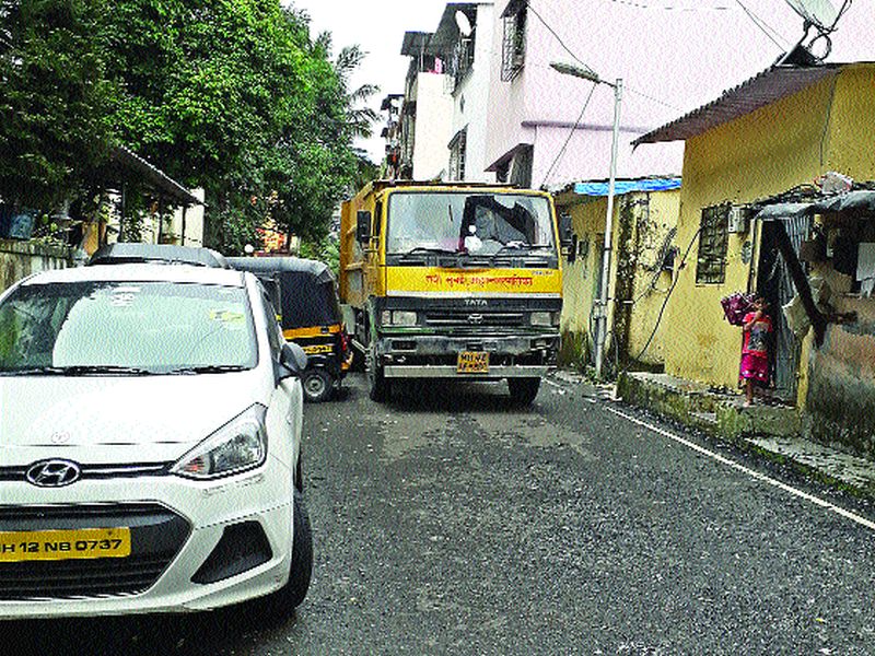Dump on the narrow streets due to the ghantagadi | घंटागाडीमुळे अरुंद रस्त्यावर कोंडी