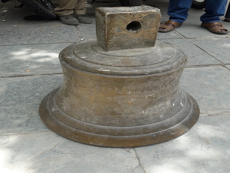 Police have found the stolen bombs in Ghodegaon | घोडेगावमधील चोरीला गेलेली घंटा पोलिसांना सापडली