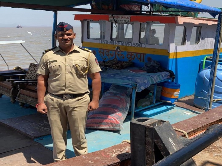 Salute to Khaki! Due to this policeman rescued 88 passengers who were travelling on boat pda | खाकीला सॅल्यूट! "या" कर्तव्यदक्ष पोलिसांमुळे वाचले ८८ प्रवाशांचे प्राण