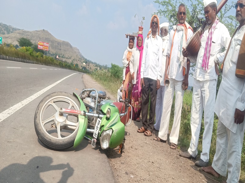 Five injured in Dindi motorcycle accident | मोटारसायकल अपघातात दिंडीतील पाच वारकरी जखमी