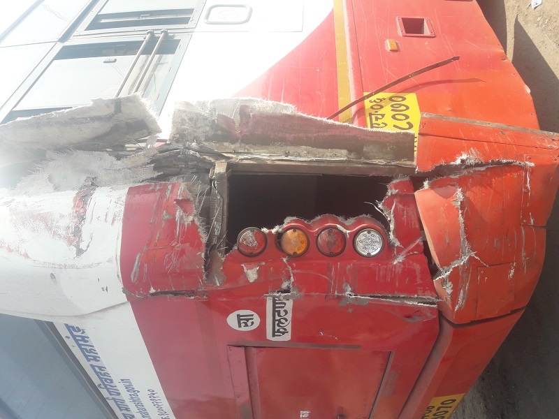 34 passengers rescued in truck-bus accident | ट्रक-बस अपघातात ३४ प्रवासी बचावले