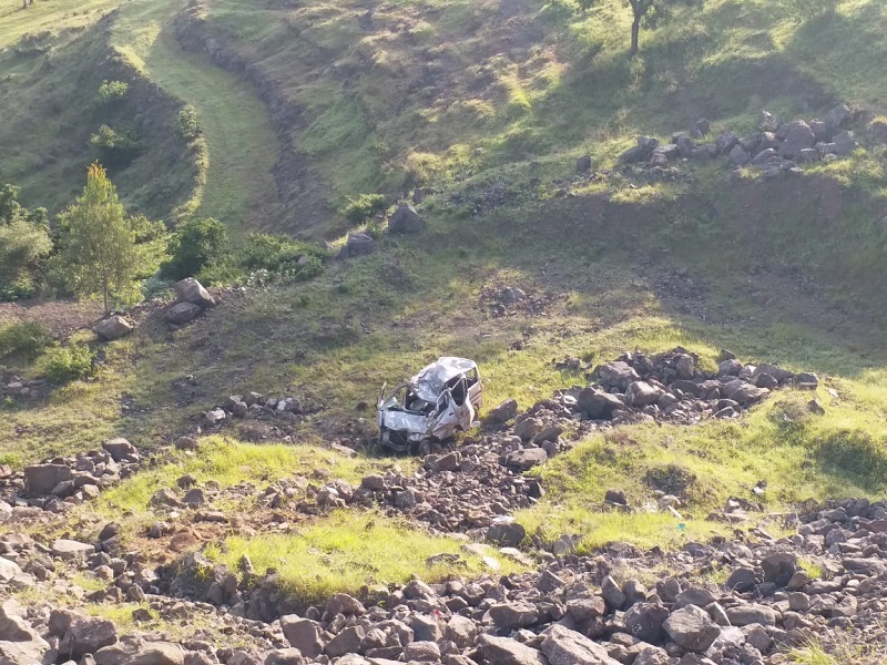 A car collapses on the Nashik-Pune highway: One killed, two injured | नाशिक-पुणे महामार्गावर कार दरीत कोसळली : एक ठार, दोन जखमी