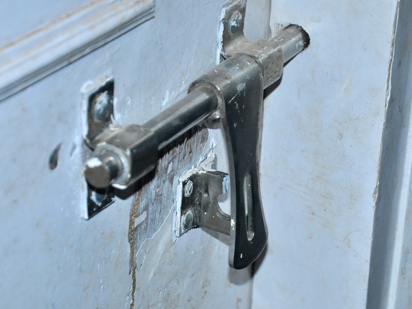 Coronavirus Unlock: Rs 23 lakh looted from Coronavirus family's house in Kadamwadi | Coronavirus Unlock : कदमवाडीत कोरोनाबाधित कुटुंबाच्या घरातून २३ लाखाची लूट