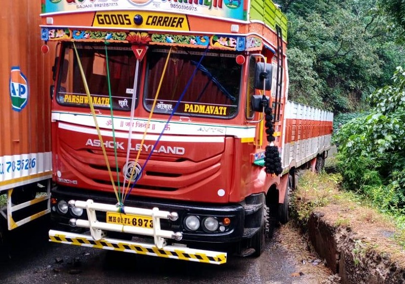 The axle of the truck was broken and an accident took place on a sharp turn in Phondaghat | फोंडा घाटात तीव्र वळणावर ट्रकचा एक्सेल तुटला, अन्..