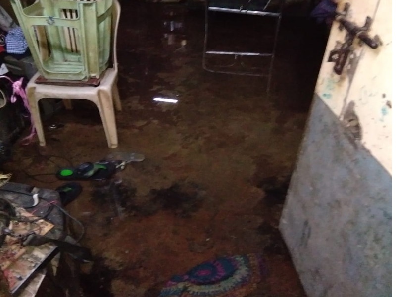 water enter in house due to pcmc's fault | महापालिकेच्या चुकीमुळे नागरिकांच्या घरात पाणीच पाणी