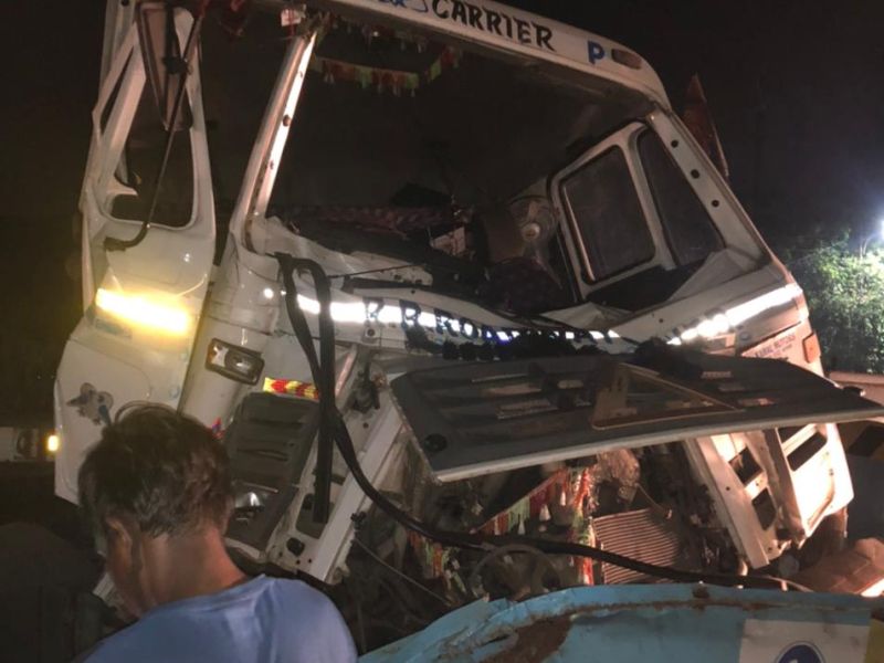 Trailer hits metro barricade, driver injured; Incident at Ghodbunder | ट्रेलरची मेट्रो बॅरिकेटला धडक, चालक जखमी; घोडबंदर येथील घटना