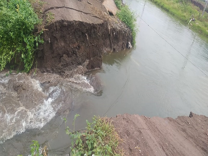 Ghod canal explodes near Shrigonda factory: Millions of liters of water waste | श्रीगोंदा फॅक्टरीजवळ घोड कालवा फुटला : लाखो लिटर पाणी वाया