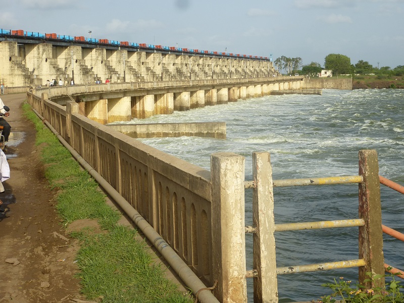 ghod Dam Overflow: 2,000 cusecs of water released into the Horse River | घोड धरण ओव्हरफ्लो : घोड नदीत 2 हजार क्युसेकने पाणी सोडले