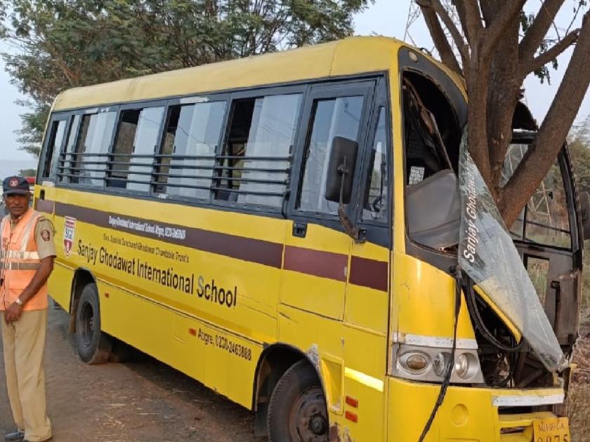 School bus accident due to driver losing control, The incident took place near Herle on the Kolhapur Sangli highway | चालकाचा ताबा सुटल्याने स्कूल बसचा अपघात, चौघे जखमी; कोल्हापूर-सांगली महामार्गावर हेरले नजीक घडली घटना