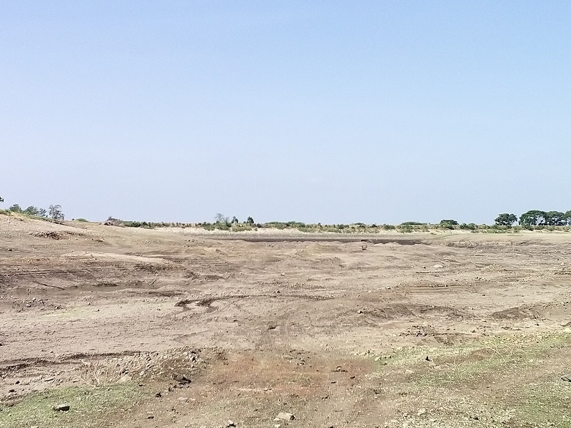 Ghodegaon lake reached the bottom; Water crisis in Adhalgaon area | घोडेगाव तलावाने गाठला तळ;  आढळगाव परिसरात पाणी संकट 