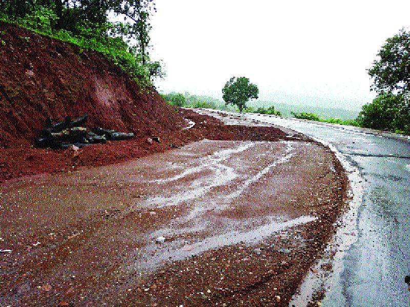 Ghonse Ghat dangerous | घोणसे घाट धोकादायक, बांधकाम खात्याचे दुर्लक्ष