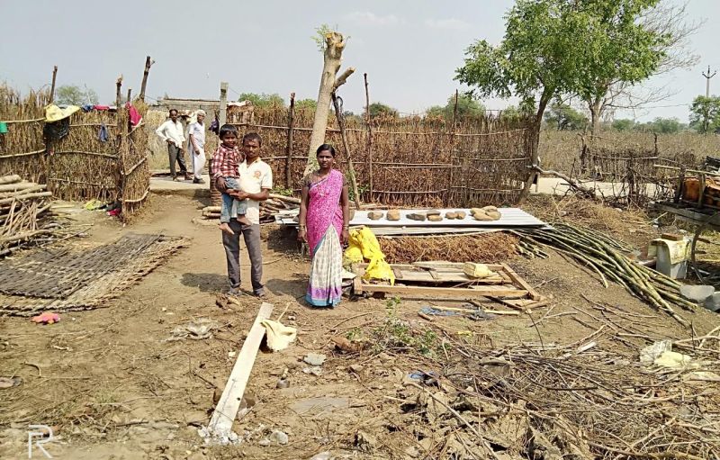 Hurricanes collapse home of a farm labour in Patur Taluka | वादळामुळे घर कोसळल्याने संसार उघड्यावर!