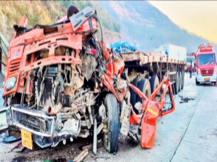 Accident on Mumbai-Pune expressway, trailer collides with a truck parked on the road, two killed | मुंबई-पुणे द्रुतगती मार्गावर अपघात, रस्त्यालगत उभ्या ट्रकला ट्रेलरची धडक, दोघे ठार
