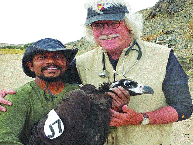 A visit by the Russian expert to the Vulture Conservation Center | गिधाड संवर्धन केंद्रास रशियन तज्ज्ञांची भेट