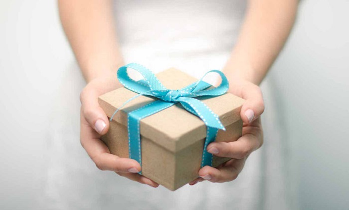  Diwali gift to the employees from Tahsildar Shilpa Oswal | तहसीलदार शिल्पा ओसवाल यांच्याकडून कर्मचाºयांना दीवाळी भेट