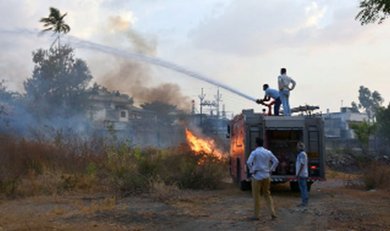 Fire at Gindodia compound in Dhule | धुळ्यात गिंदोडीया कंपाउंडला आग