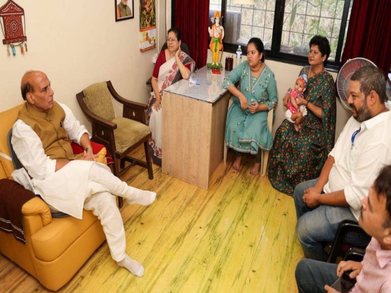 Girish Bapat is a bitter and combative leader Rajnath Singh met girish Bapat family | गिरीश बापट हे कडवट अन् लढवय्ये नेते; राजनाथ सिंह यांनी घेतली बापट यांच्या कुटुंबीयांची भेट