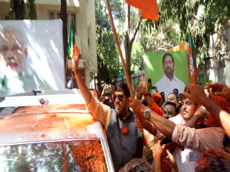 Pune Lok Sabha election results 2019: Mohan Joshi of Girish Bapatan in Pune will be beaten up | पुणे लोकसभा निवडणूक निकाल 2019 : पुण्यात गिरीश बापटांचा मोहन जोशींना धोबीपछाड  