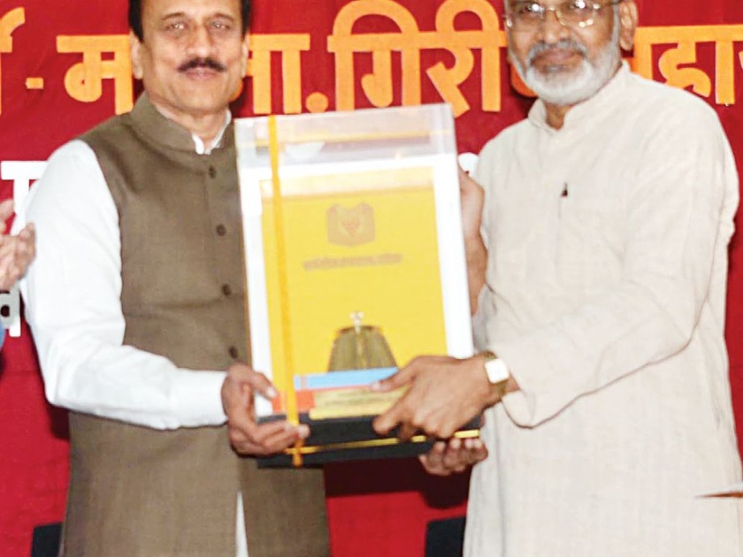  Minister Girish Mahajan received 'Efficient MLA' award | मंत्री गिरीश महाजन यांना ‘कार्यक्षम आमदार’ पुरस्कार