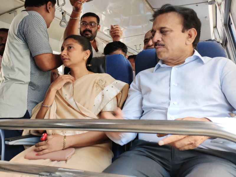 Girish Mahajan travels by bus | एस.टी.च्या वर्धापन दिनानिमित्त जलसंपदामंत्री गिरीश महाजन यांचा बसने प्रवास