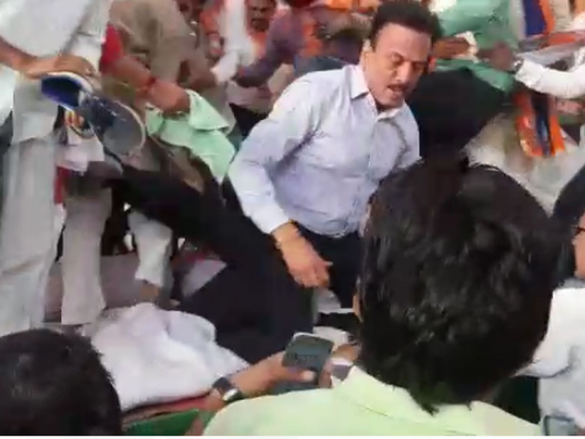 Water Resources Minister Girish Mahajan assaulted at BJP-Shiv Sena gathering at Amalner | भाजप-शिवसेनेच्या मेळाव्यात जलसंपदामंत्री गिरीश महाजन यांना धक्काबुक्की