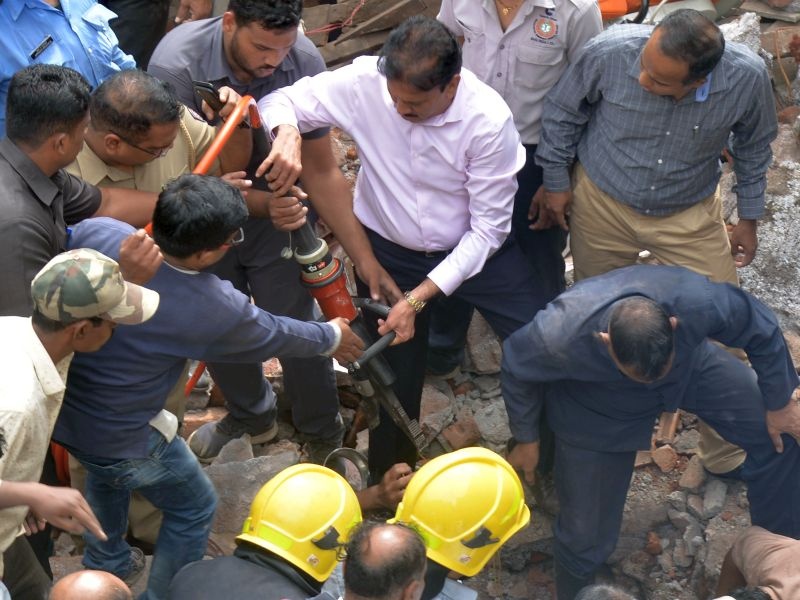Vigilance: Assistance to Girish Mahajan's rescue | संवेदनशिलता : गिरीश महाजन यांचा बचावकार्याला हातभार
