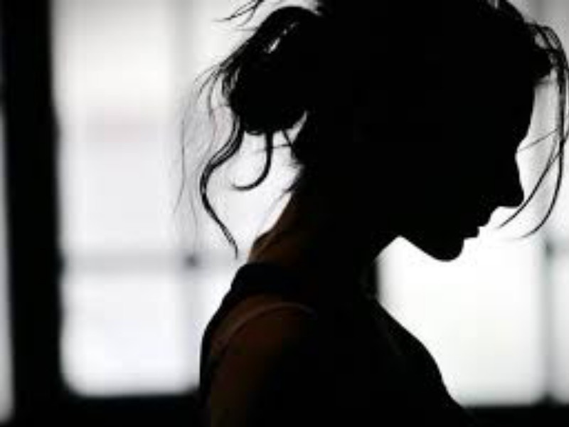 No rape on college girl due to security guard alertness | रेल्वे सुरक्षा दलाच्या दक्षतेने महाविद्यालयीन तरुणीची वाचली अब्रू
