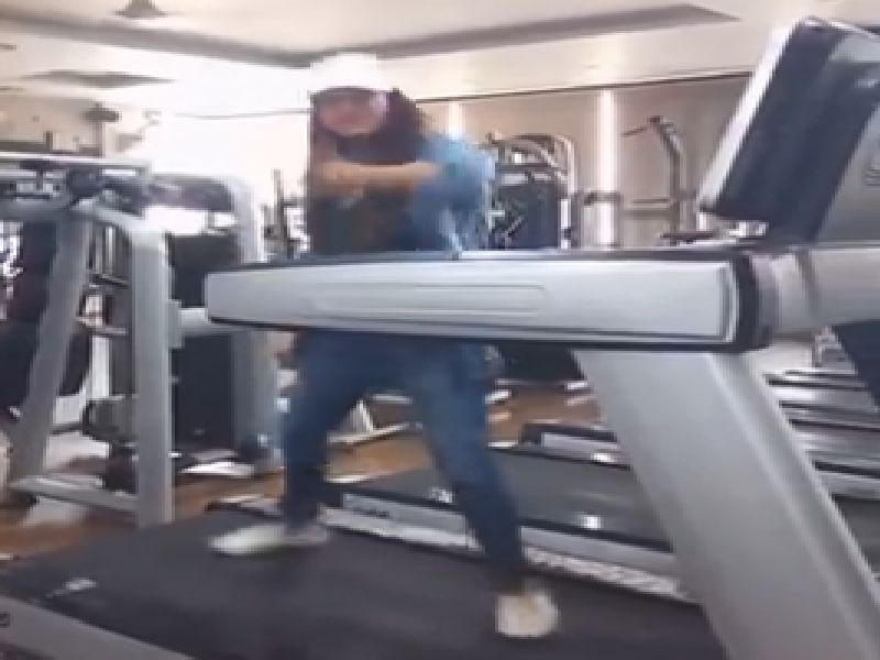 viral video : young Girl Dance on Treadmill | viral video : जिममध्ये वर्कआऊट करताना तरुणीने ट्रेडमिलवर केला भन्नाट डान्स 