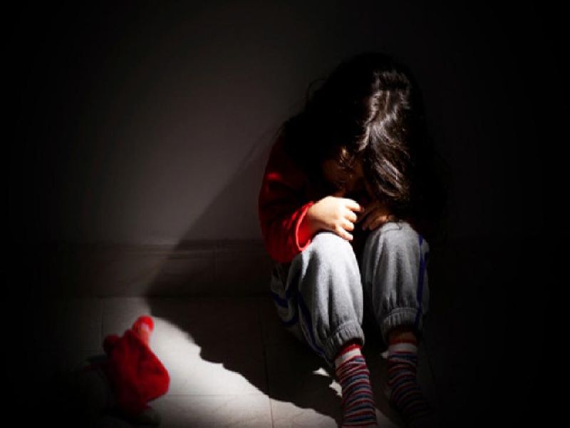 5 year old girl tortured | ५ वर्षांच्या बालिकेवर अत्याचार