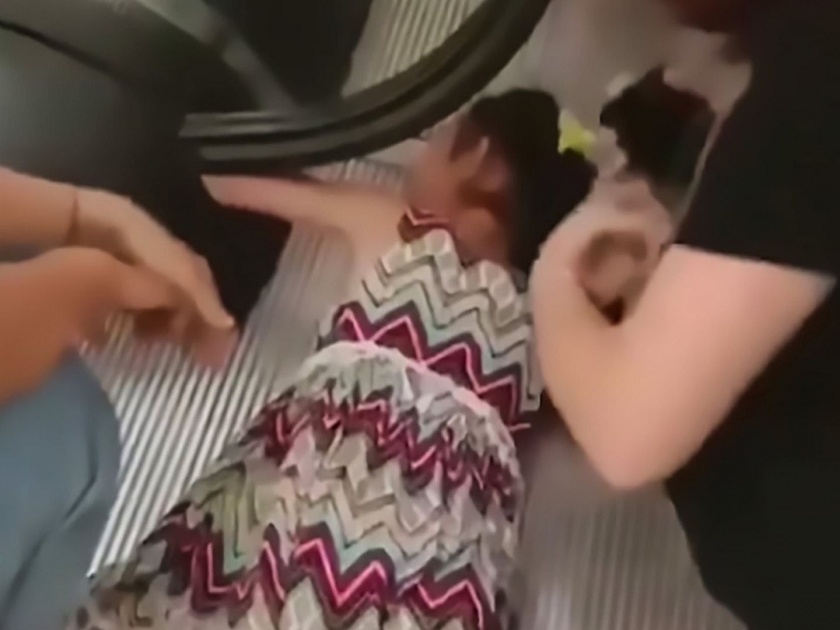 Video: 5 year old girls hand gets sucked into escalator | Video : एस्केलेटरमध्ये फसला चिमुकलीचा हात, बघा कशी केली सुटका!