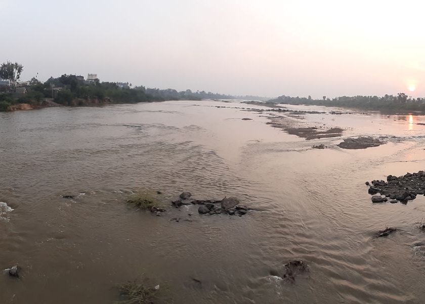 Water reached at 4 pm at the Girna river bed in Pilkhod in Chalisgaon taluka | चाळीसगाव तालुक्यातील पिलखोड येथे गिरणा नदीपात्रात सायंकाळी चार वाजता पाणी पोहोचले