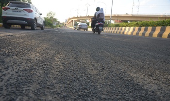 Tar roads in Nagpur become 'ballast'! | नागपुरातील ‘डांबर’युक्त रस्ते बनले ‘गिट्टी’मय!