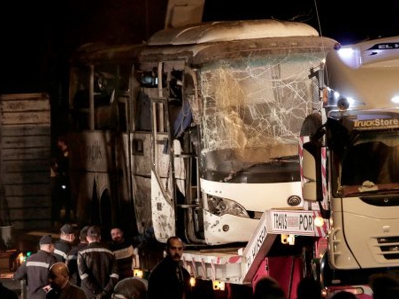 Egypt says security forces killed 40 militants after deadly tourist bus blast | इजिप्तमध्ये पोलिसांनी केला 40 दहशतवाद्यांचा खात्मा
