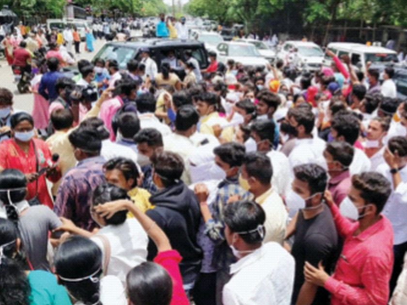 Deputy Chief Minister ajit pawar's convoy blocked; permanent job demanded by health workers | उपमुख्यमंत्र्यांचा ताफा अडवला; आरोग्य कर्मचाऱ्यांवर लाठीमार