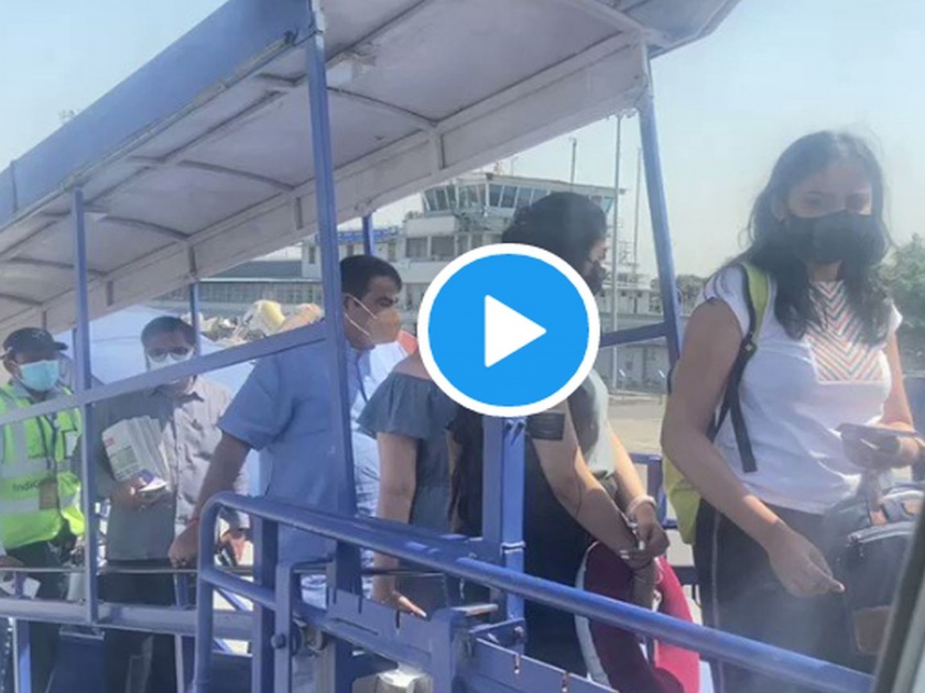 nitin gadkari stands in queue like common passenger to board Indigo flight video goes viral | Nitin Gadkari: नितीन गडकरींना विमानात जायचे होते; पण प्रवाशांची रांग, काय केले असेल? Video व्हायरल 