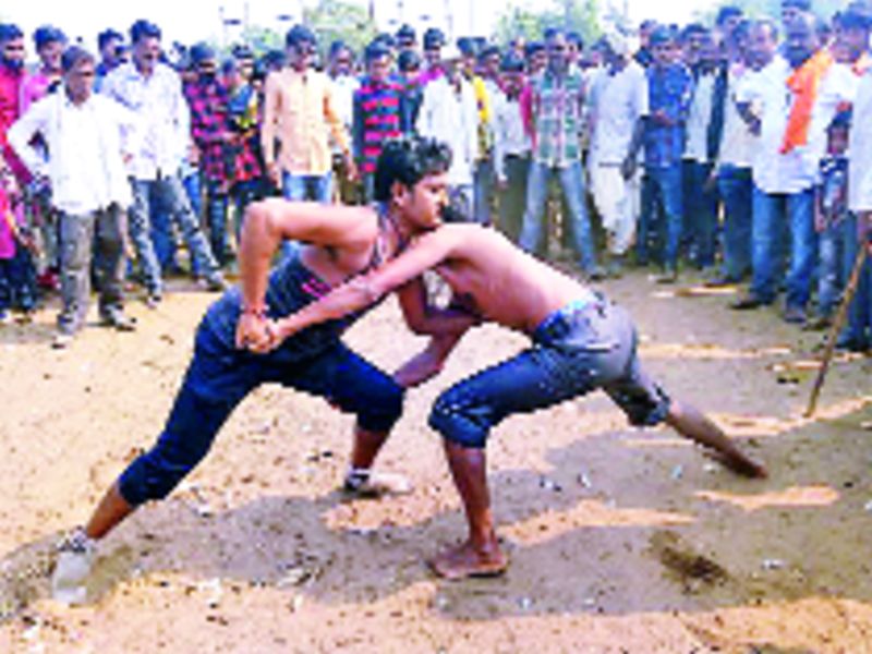 Unique Tradition: son-in-law's wrestling in this village | अनोखी परंपरा : येथे जुंपते जावयांची कुस्ती