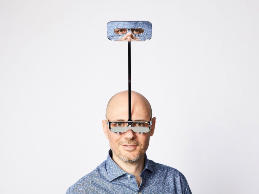 Inventor periscope glasses short people tall gig festivals | कमी उंचीच्या लोकांसाठी खास चष्मा, गर्दीत मागे उभे राहूनही बघू शकतील कार्यक्रम!