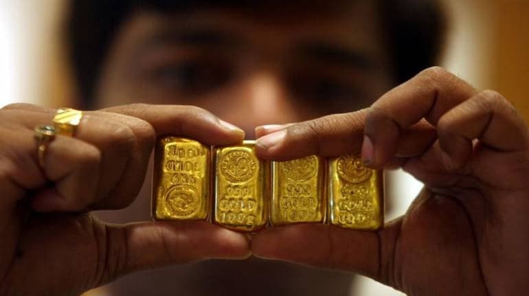Gold fell by as much as Rs 54 000 | सोने तब्बल ९00 रुपयांनी घसरले, तरीही एका तोळ्यासाठी तब्बल एवढे हजार
