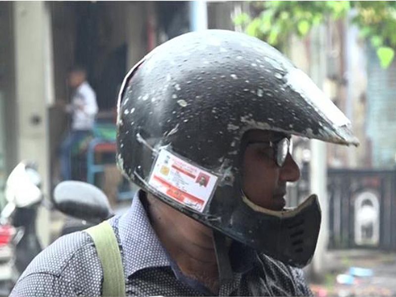 Two-wheeler biker ideato avoid heavy penalties of traffic rule in gujrat | भरमसाट दंडापासून वाचण्यासाठी दुचाकीस्वाराची 'भन्नाट डोक्यालिटी' 