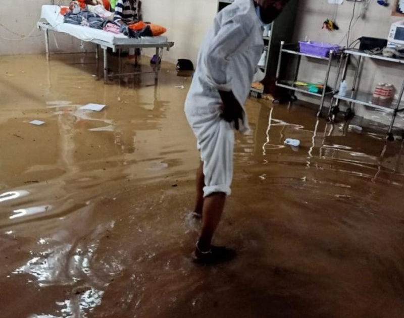 The intensive care unit of the general hospital is flooded! | सर्वोपचार रुग्णालयातील अतिदक्षता विभाग जलमय!