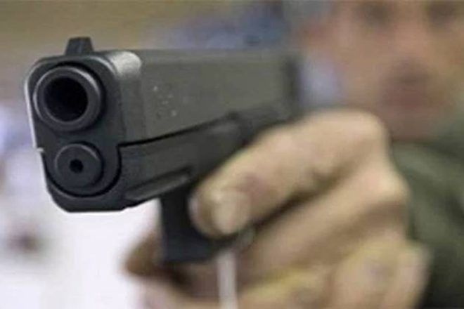 Death of a young man by understanding the toy gun | खेळण्यातील बंदूक समजून चालवल्याने तरुणाचा मृत्यू