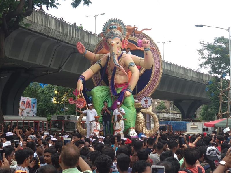 grand welcome of ganpati bappa in mumbai, Ganesh mandal became very happy | आला रे आला... गणपती आला... मुंबईत 'गणराया'चे जल्लोषात आगमन