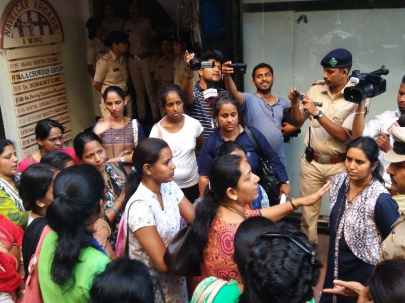Para teachers protest against women's office in front of BJP office | पॅरा शिक्षक महिलांचं भाजपाच्या येथील कार्यालयासमोर धरणे आंदोलन