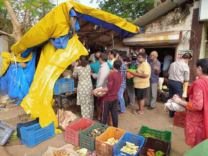 people gathers to buy vegetables after curfew extended in goa | भाजीपाला खरेदीसाठी पुन्हा लोकांची झुंबड; कर्फ्यू वाढल्यानं एकच गोंधळ