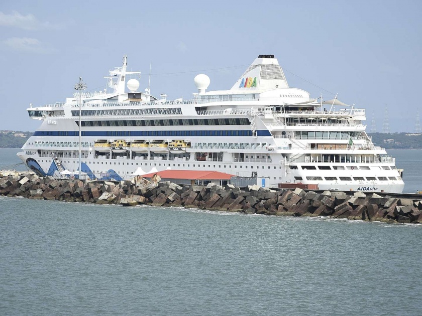 First foreign cruise ship of Goa tourist season arrives at Murgaon port with 4 foreign tourists | गोव्याच्या पर्यटक हंगामातील पहिले विदेशी क्रुझ जहाज १५८७ विदेशी पर्यटकांना घेऊन मुरगाव बंदरात दाखल