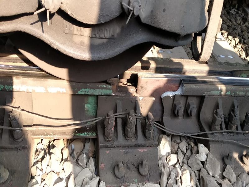 Goa Express was on its way, the railway line was broken | गोवा एक्सप्रेस जात असतानाच रेल्वेचा रुळ तुटला, सुदैवाने अनर्थ टळला