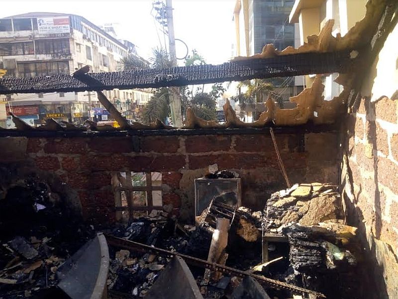 massive fire breaks out in mapusa bazaar in goa | म्हापसा बाजाराला भीषण आग, 15 लाखांचे नुकसान 